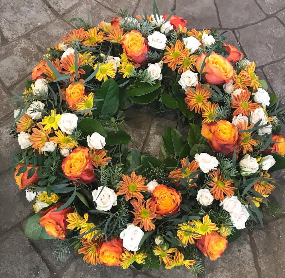 Coroana funerara rotunda trandafiri portocalii, livrare in Bucuresti si Ilfov