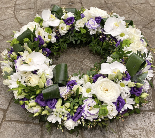Coroana funerara rotunda trandafiri albi, livrare in Bucuresti si Ilfov