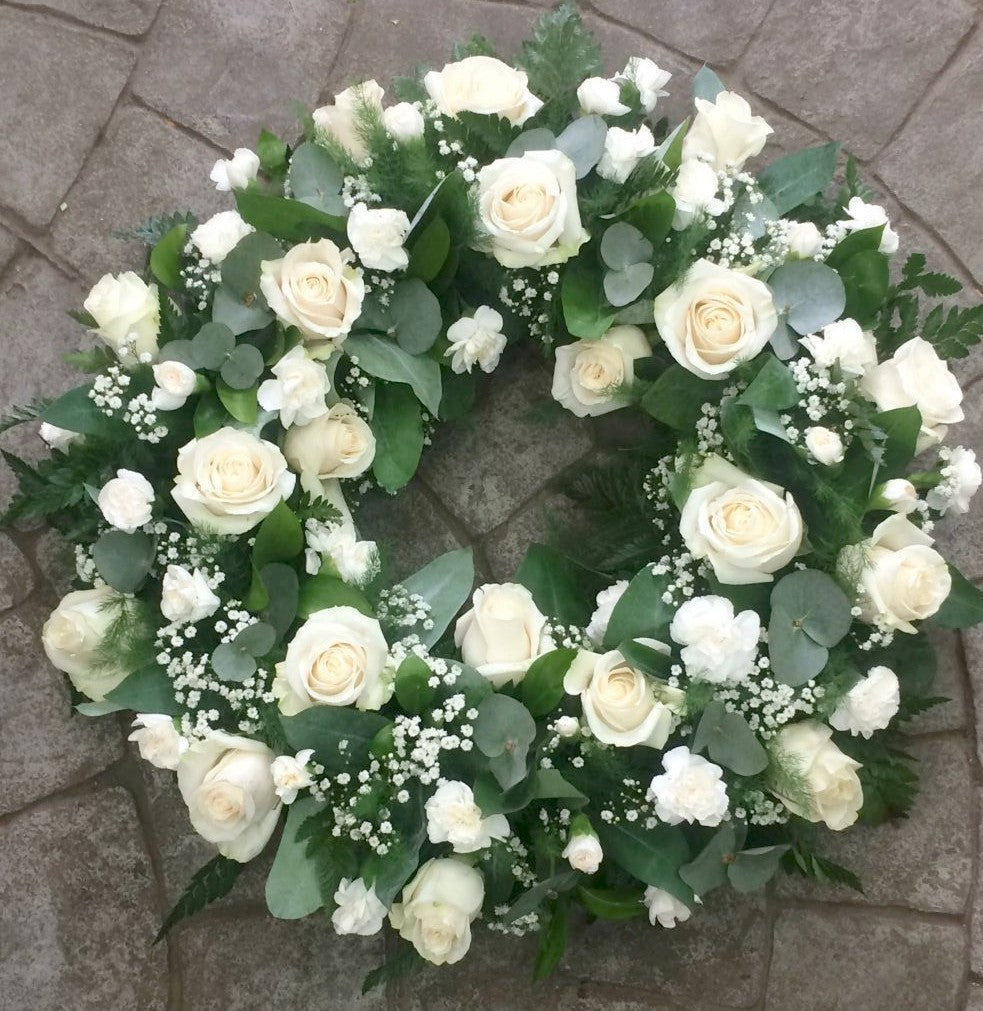 Coroana funerare cu trandafiri, dianthus si floarea miresei