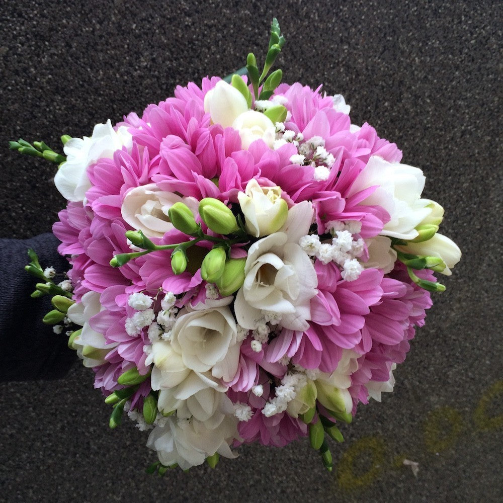 Buchet mireasa cu margarete lila si frezii albe