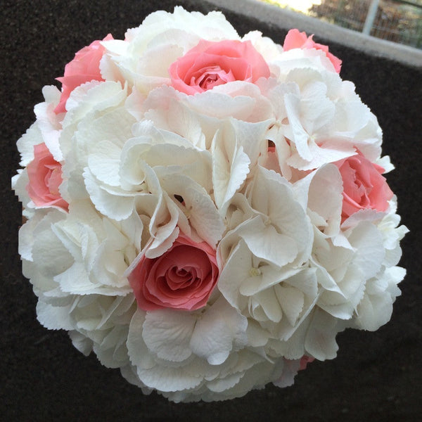 Buchet de mireasa din hortensii albe si trandafiri roz