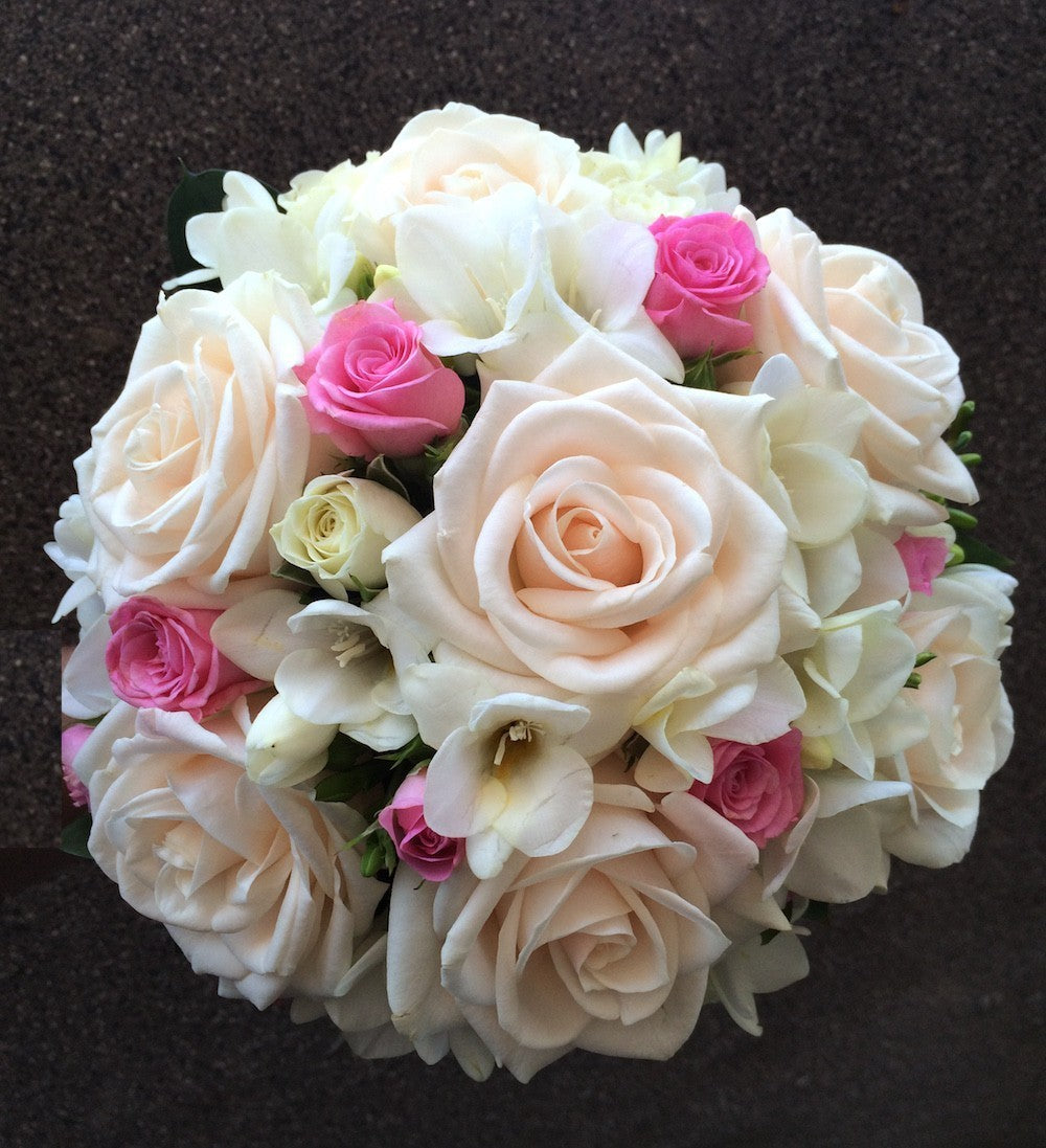 Buchet de mireasa cu trandafiri crem, minirose roz si frezii