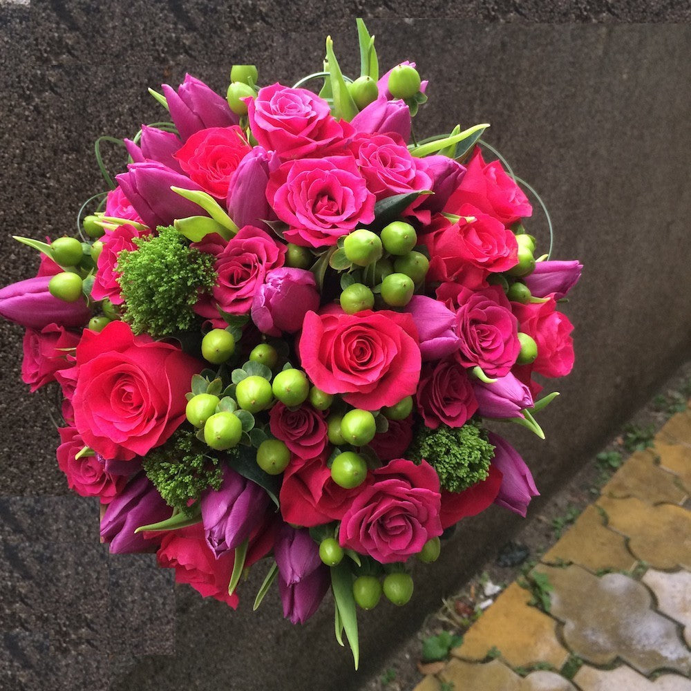 Buchet de mireasa cu trandafiri, minirose, lalele si hypericum