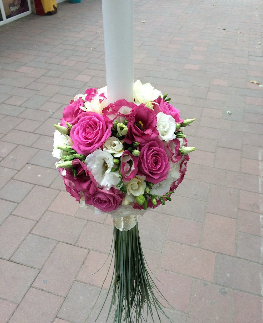 Lumanare de botez cu lisianthus si trandafiri roz