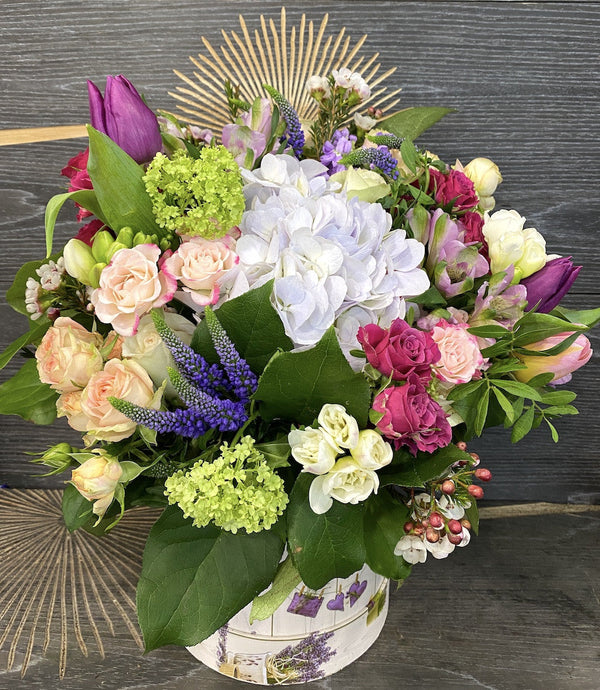 Cutie cu flori colorate - hortensie si lalele