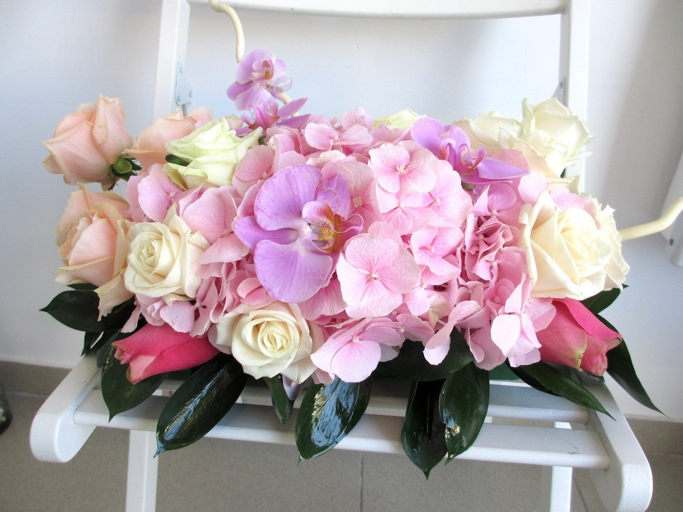 Aranjament de prezidiu cu hortensii, trandafiri si orhidee