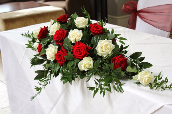 Aranjament de prezidiu cu trandafiri rosii si albi