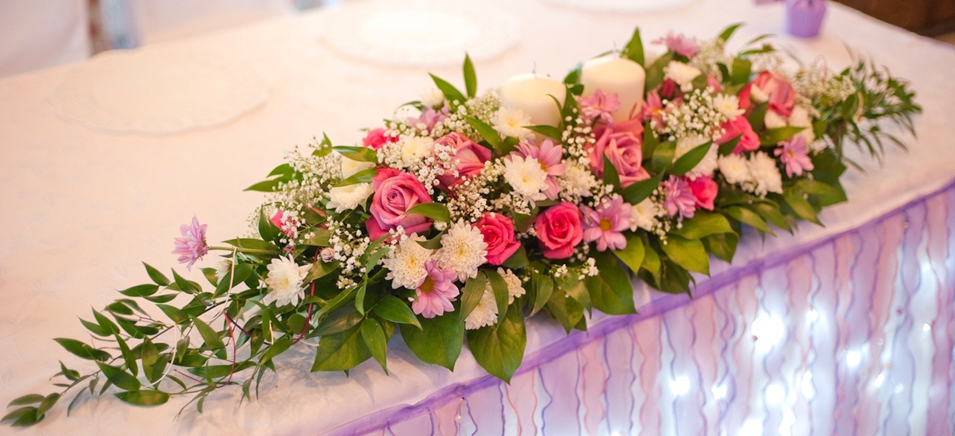 Aranjament de prezidiu cu trandafiri, crizantema si gypsophila