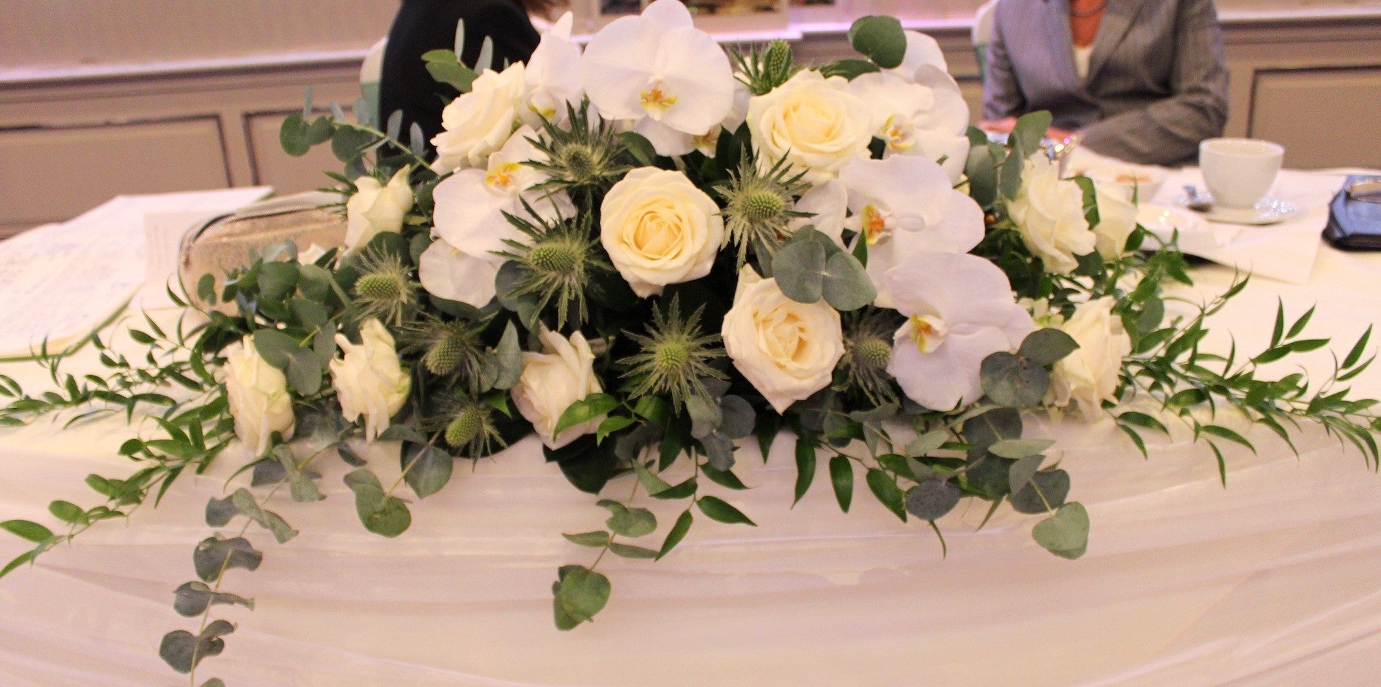 Aranjament de prezidiu cu orhidee phalaenopsis, trandafiri si eryngium