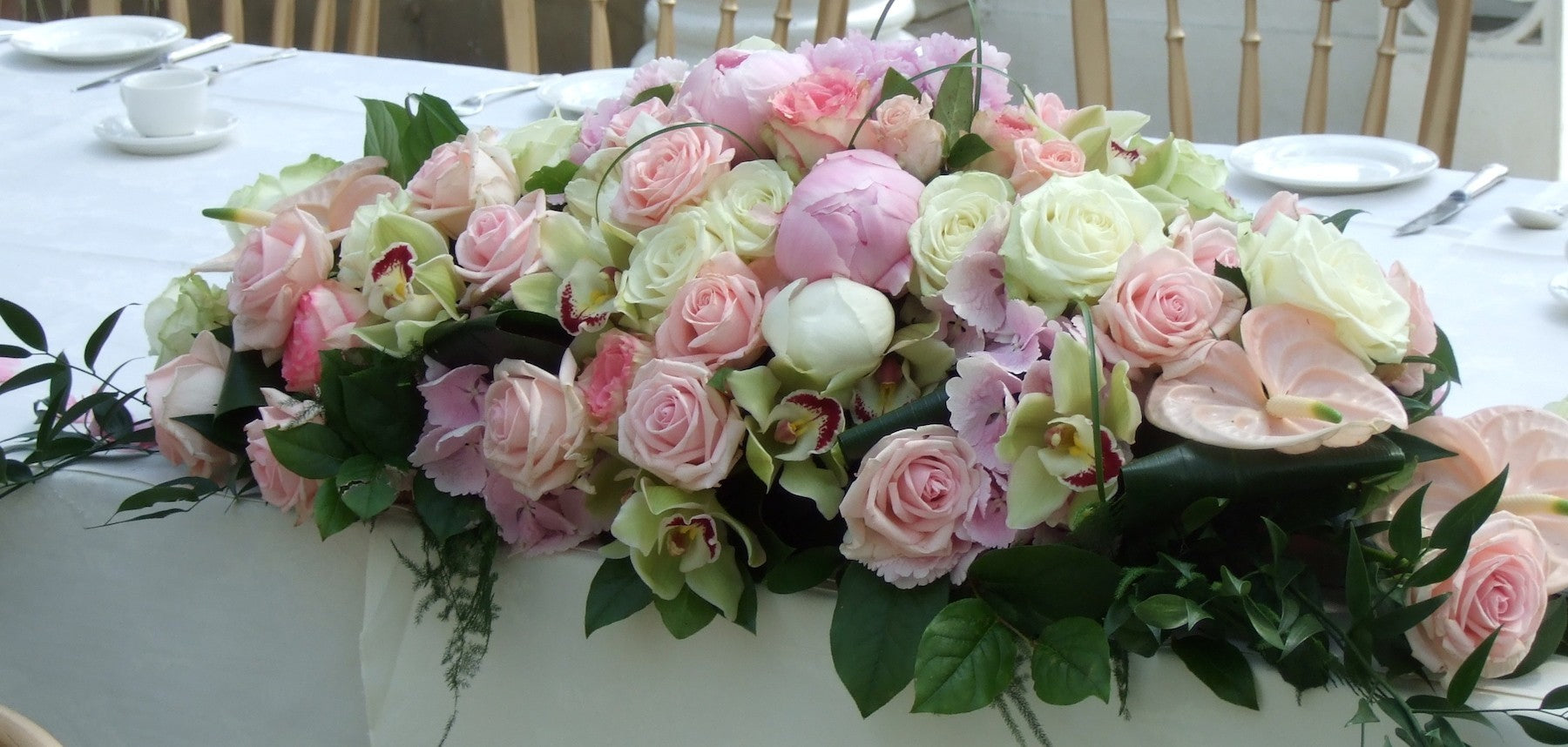 Aranjament de prezidiu cu bujori, orhidee cymbidium, hortensie si trandafiri