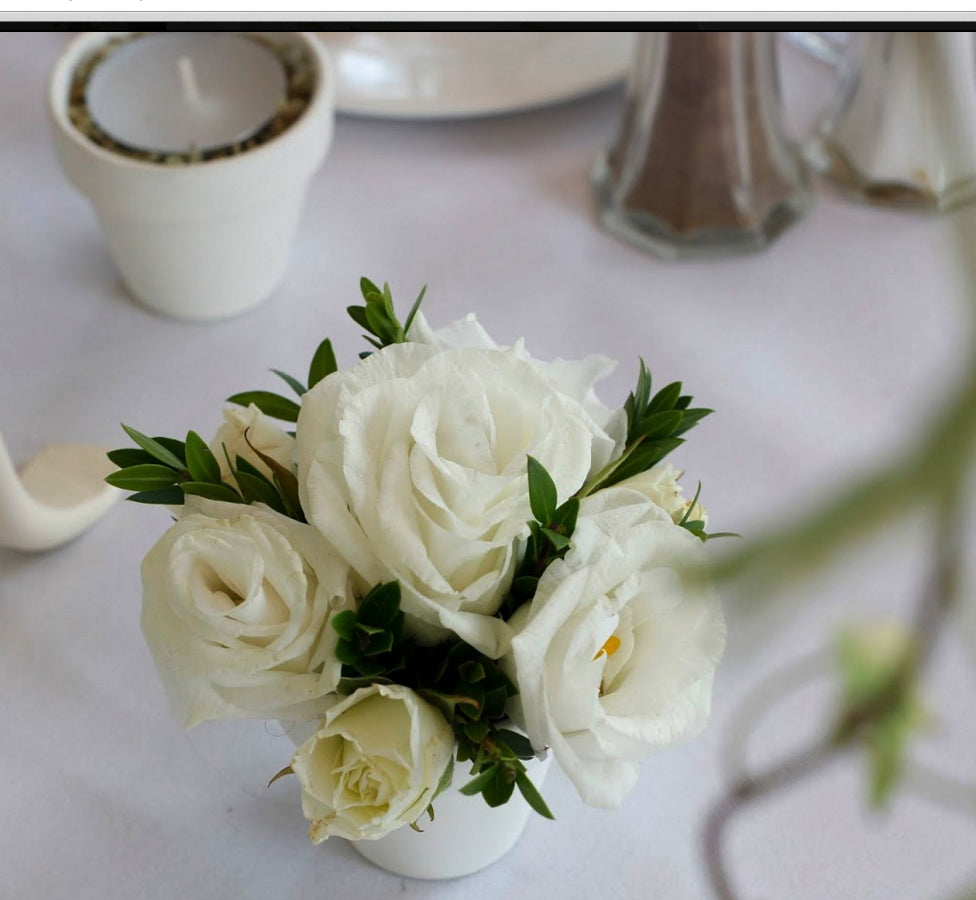 Aranjament de masa din lisianthus si trandafiri albi