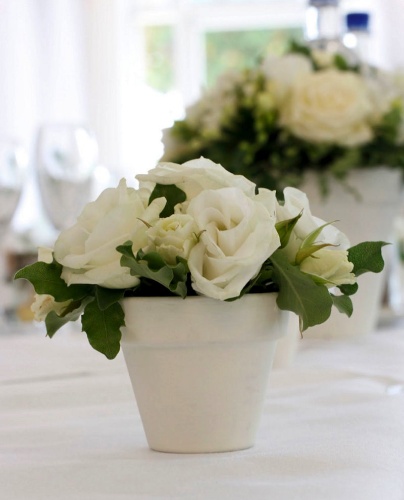Aranjament de masa din lisianthus si trandafiri albi