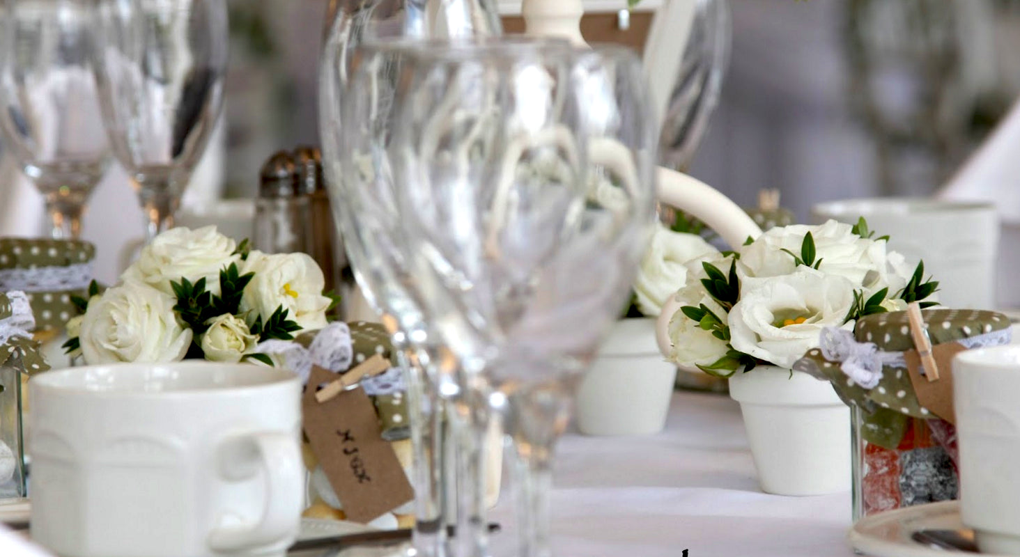 Aranjament de masa din lisianthus si trandafiri albi