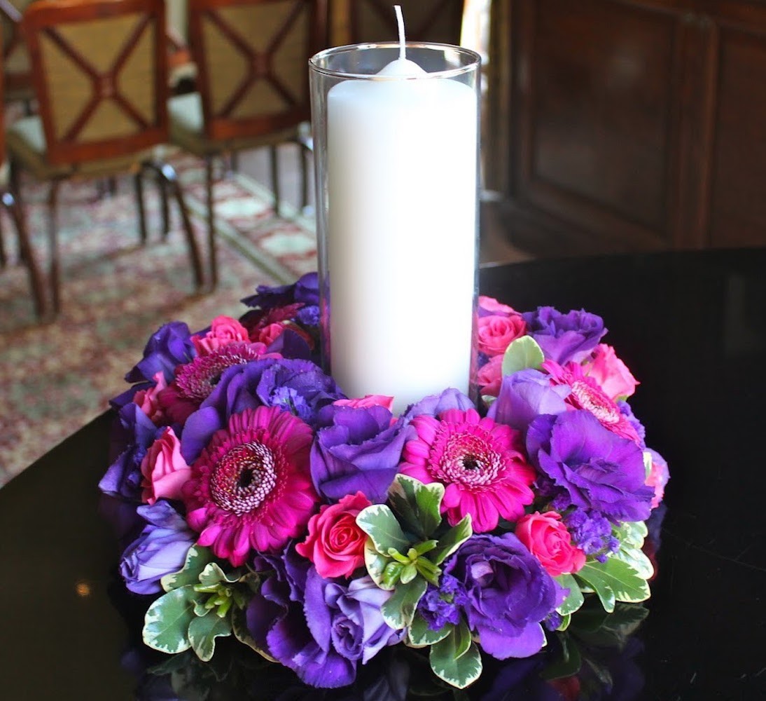 Aranjament de masa din gerbera ciclam, trandafiri si lisianthus mov