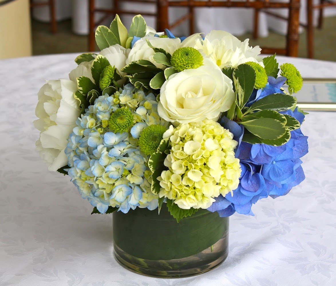 Aranjament de masa din hortensii, trandafiri, santini si bujori