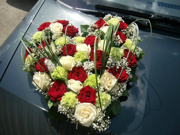 Aranjament floral de masina in forma de inima cu trandafiri si dianthus