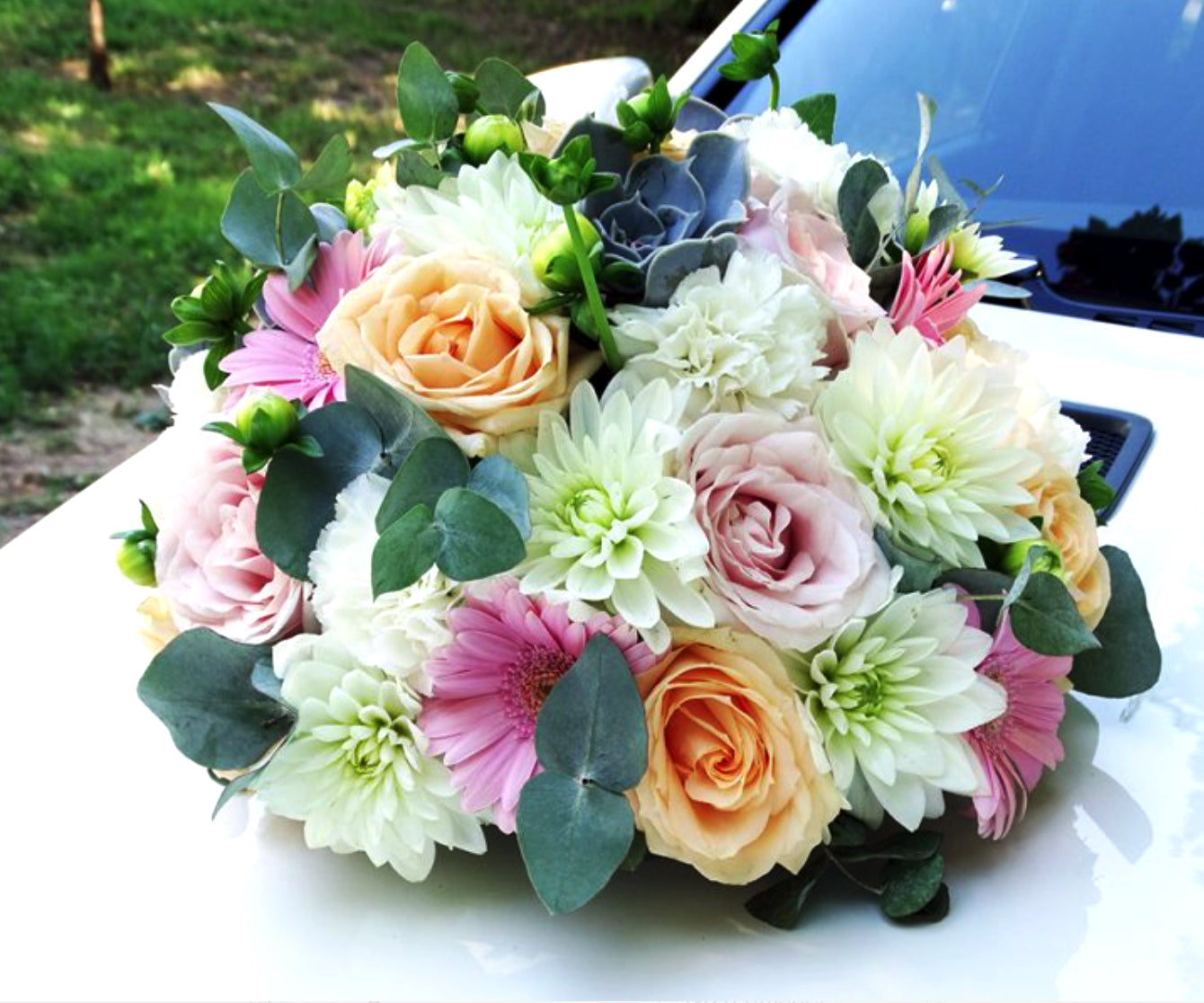 Aranjament floral de masina cu crizantema, gerbera si dianthus