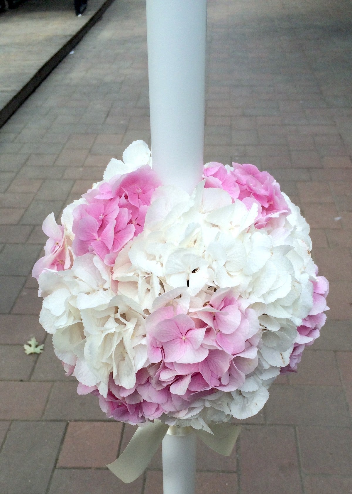 Lumanari de cununie din hortensii albe si roz