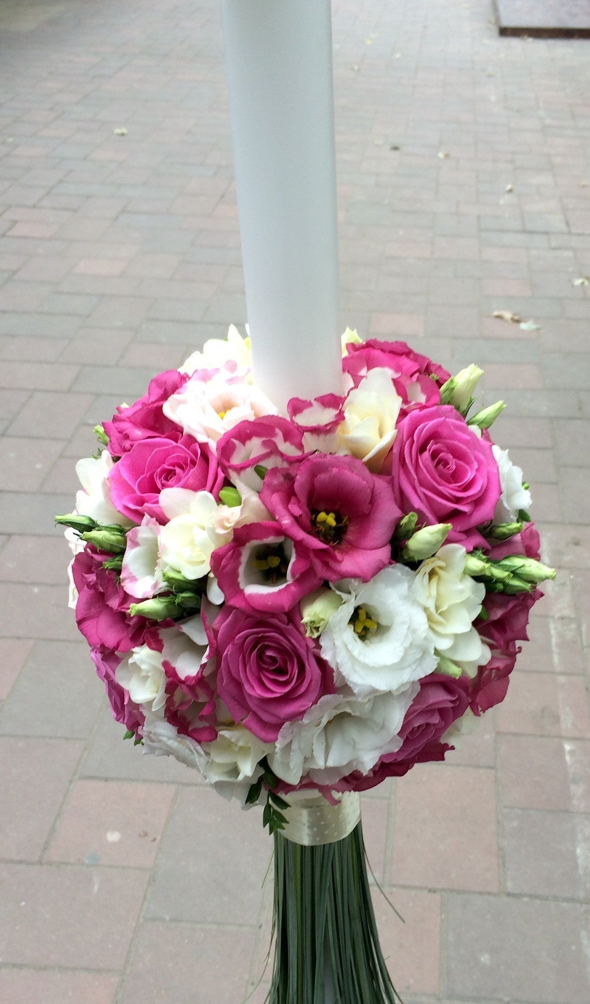 Lumanari de cununie cu lisianthus roz si trandafiri lila