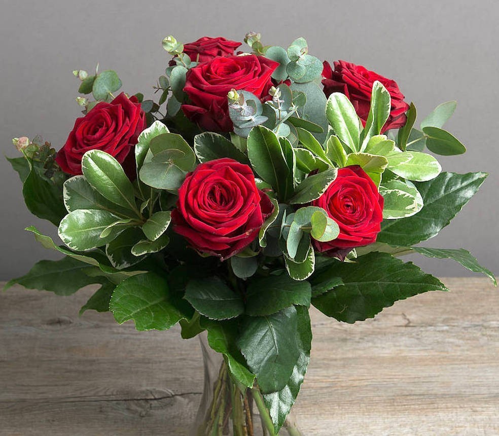 Buchet de oferit din trandafiri rosii si verdeata decorativa