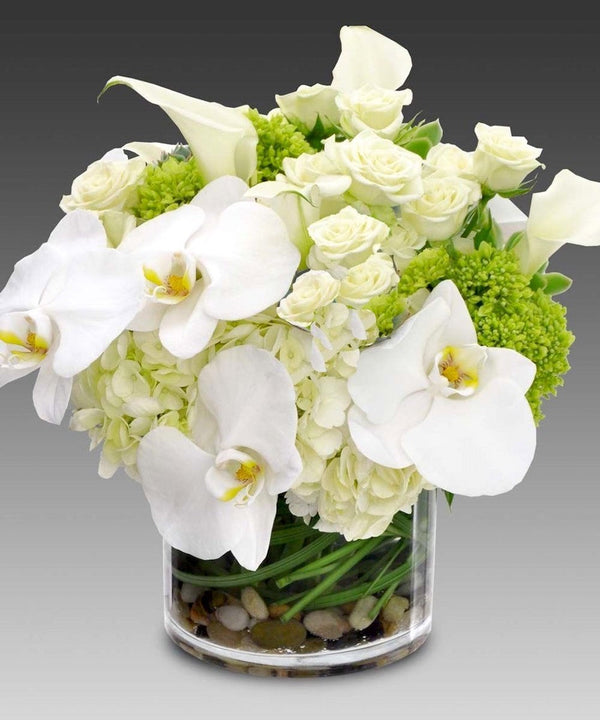 Aranjament de masa cu hortensii, minirose si orhidee phalaenopsis