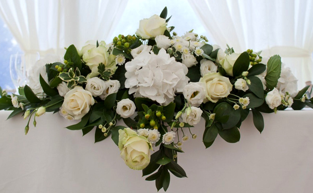 Aranjament de prezidiu cu trandafiri, hortensii, lisianthus, hypericum si santini