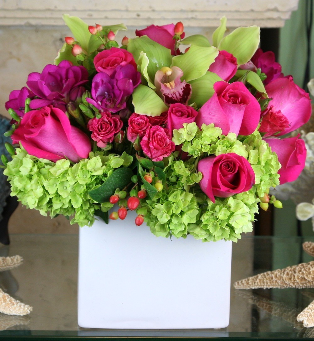 Aranjament floral din hortensii, frezii, cymbidium, trandafiri si hypericum