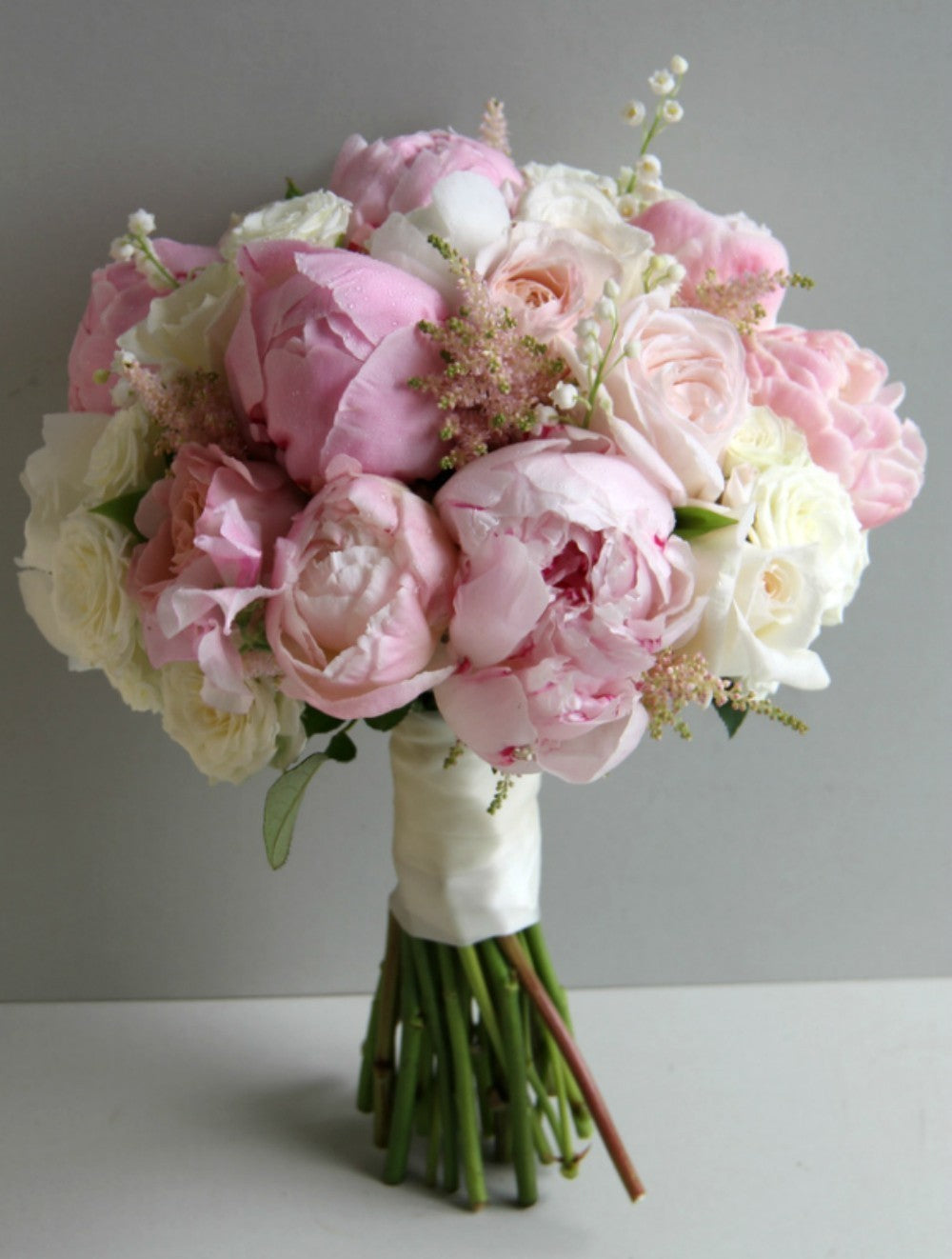 Buchet de mireasa cu bujori, astilbe si trandafiri