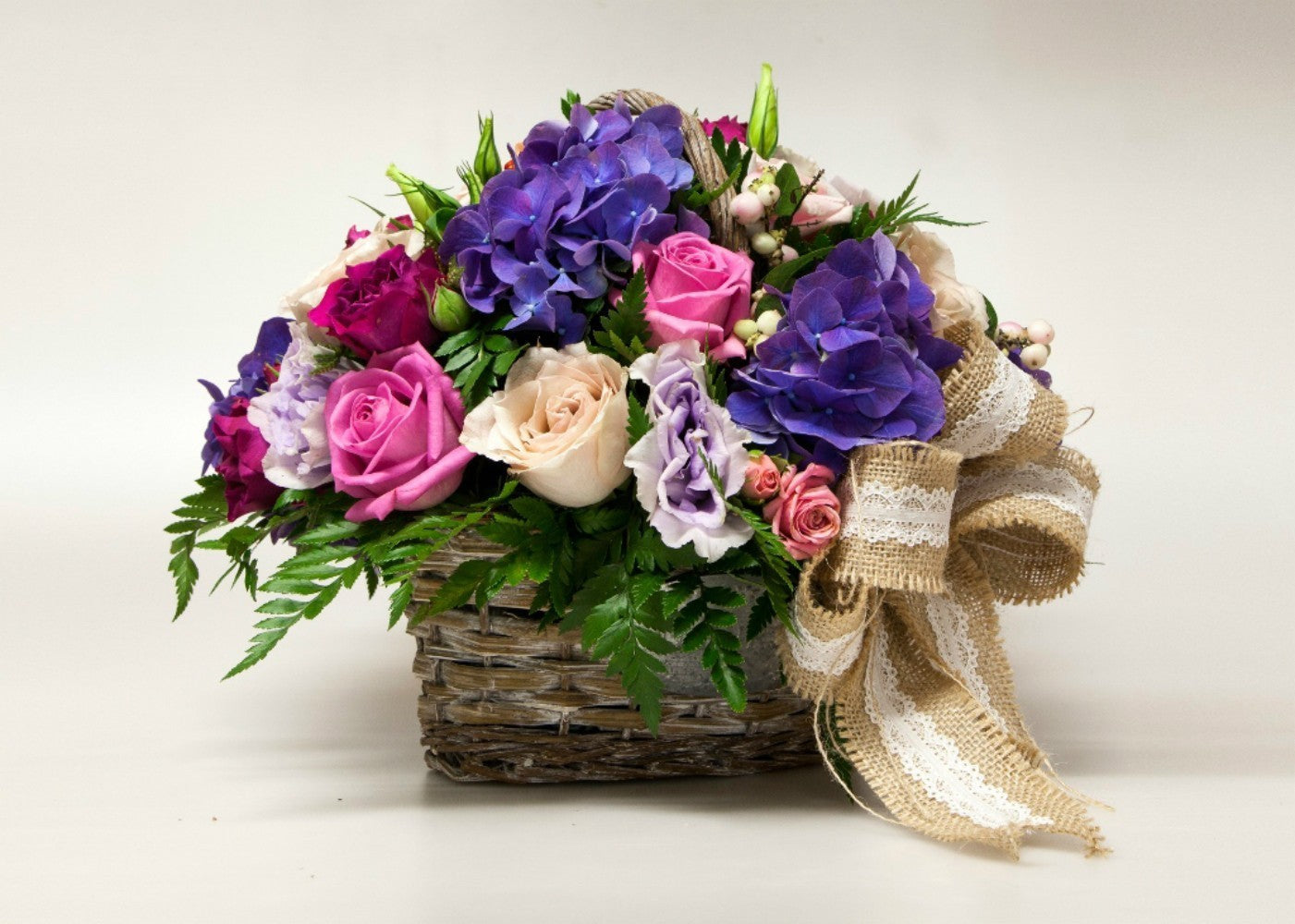 Cos cu flori - hortensii, trandafiri, lisianthus, minirose
