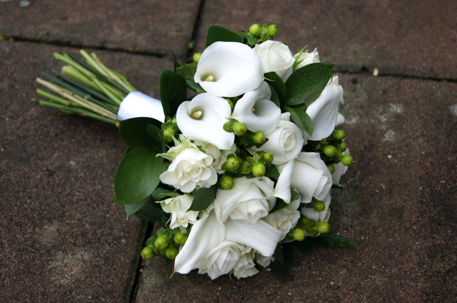 Buchet de mireasa din minicale, hypericum si minirose