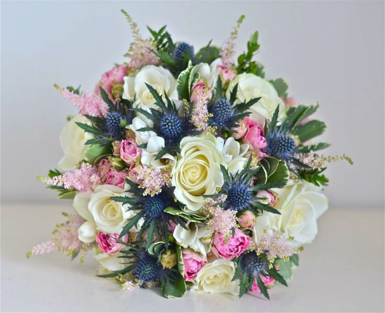 Buchet de mireasa impresionat din trandafiri, eryngium, astilbe, frezii si minirose