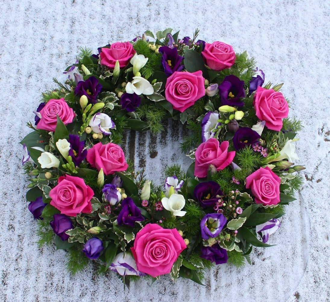 Coroana funerara cu trandafiri, lisianthus si frezii