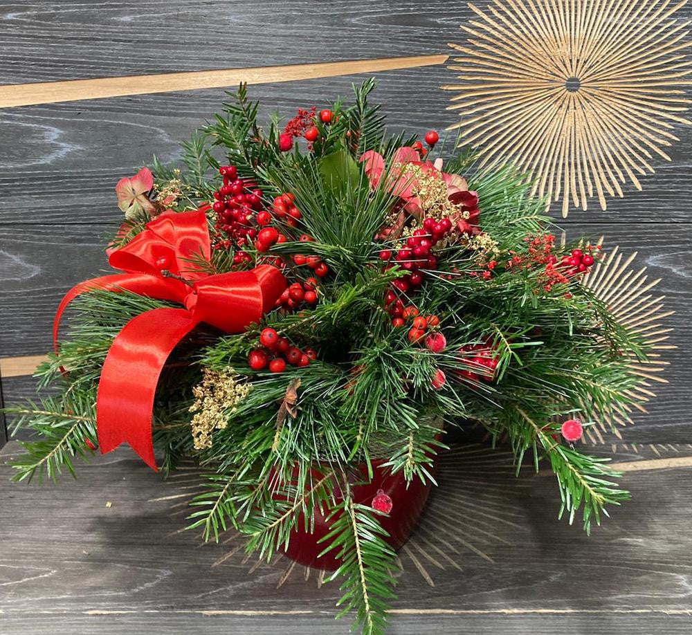 Aranjament Craciun - brad natural, ilex si conuri