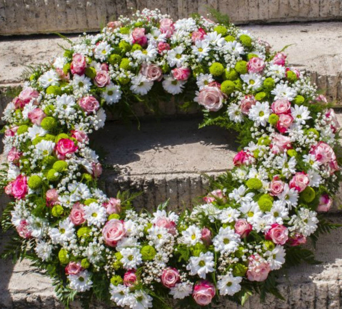 Aranjament funerar rotund cu crizantema, santini, trandafiri si floarea miresei