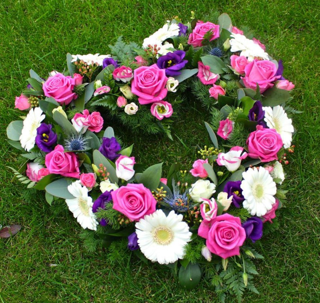 Coroana funerara in forma de inima cu trandafiri, gerbera, eryngium