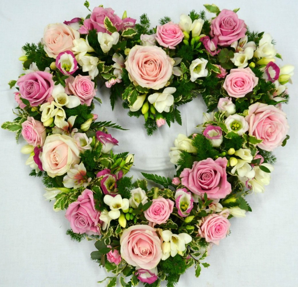 Inima din flori funerara cu trandafiri, frezii, lisianthus