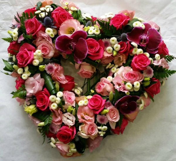 Aranjament funerar in forma de inima- lisianthus, trandafiri, phalaenopsis