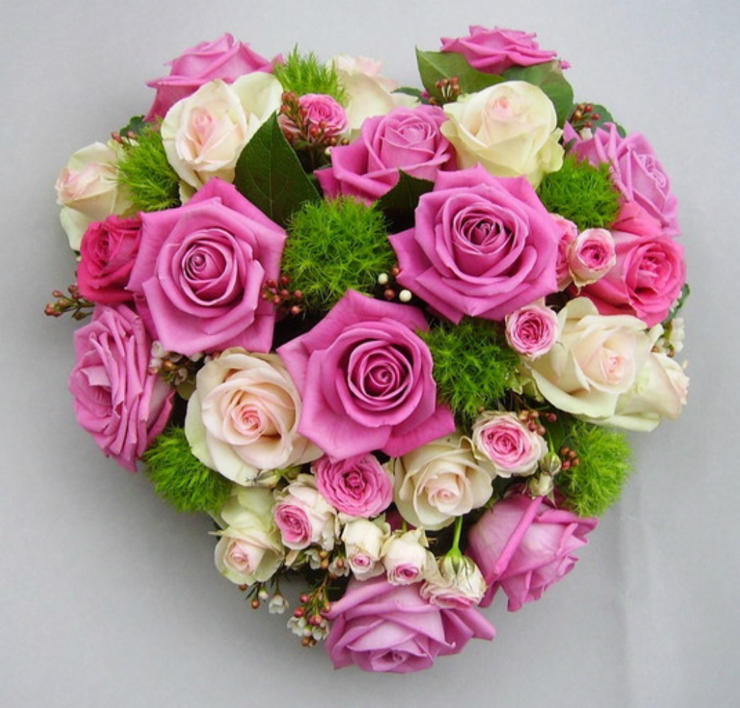 Aranjament masina cu trandafiri, minirose, dianthus si wax flowers