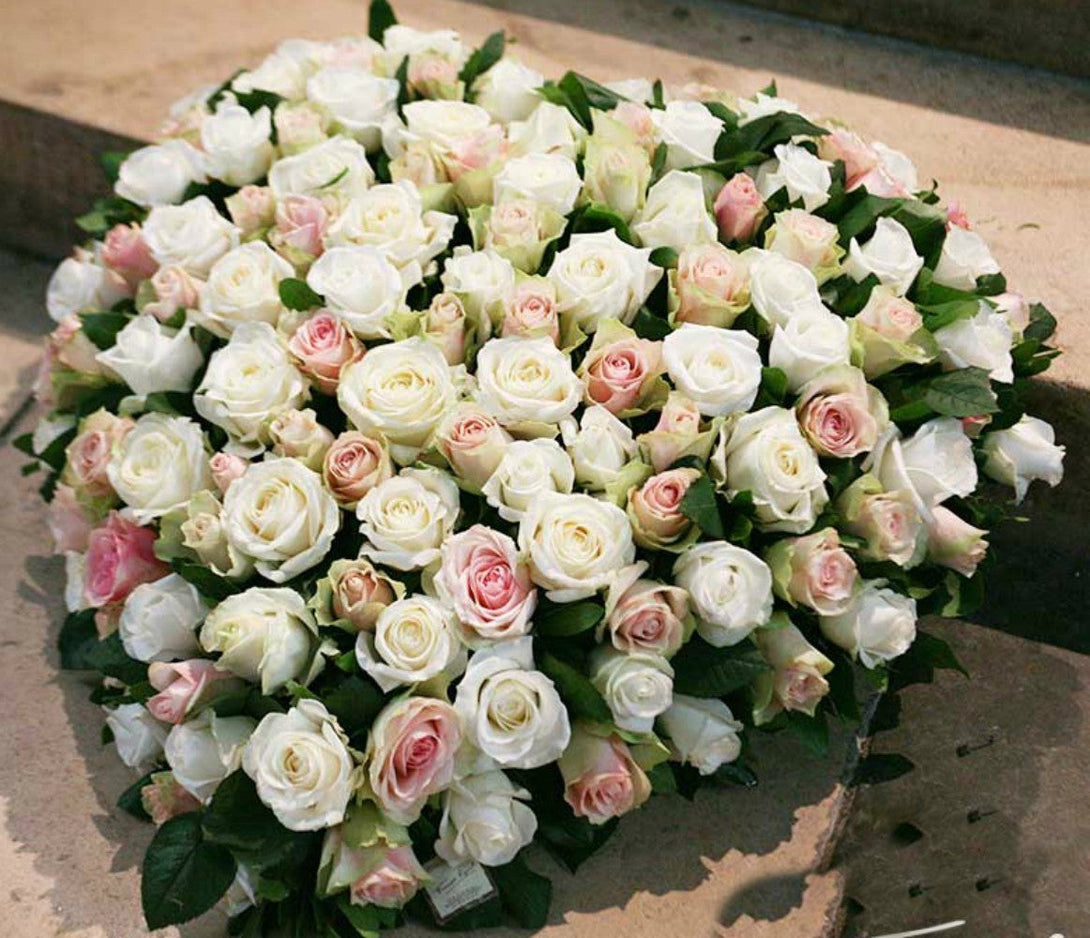 Coroana funerara in forma de inima din mix de 130 trandafiri