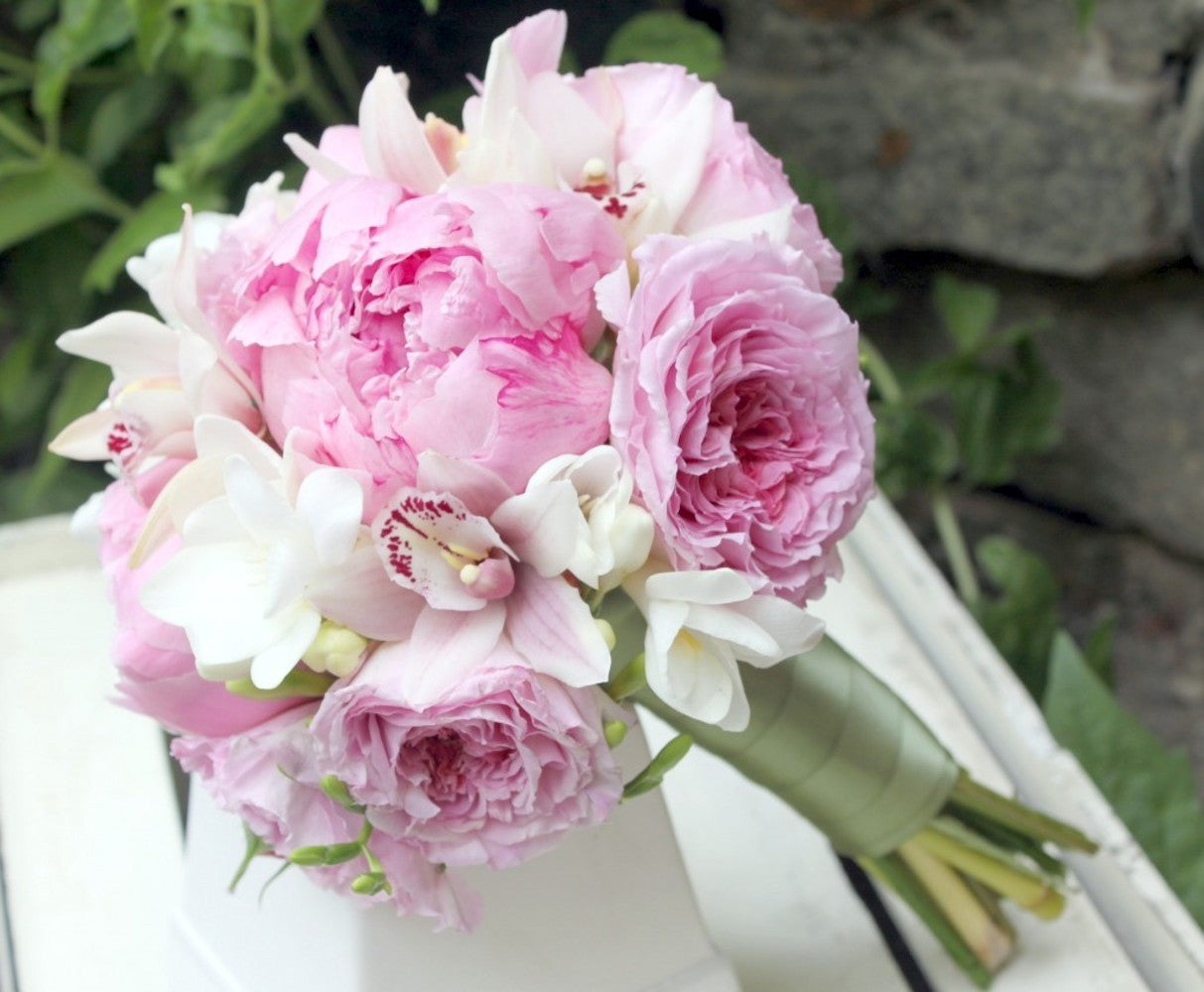 Buchet de mireasa cu bujori, frezii si orhidee imperiala