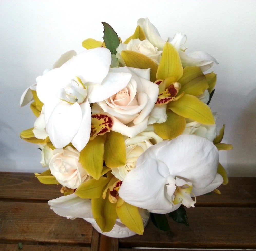Buchet de mireasa cu trandafiri, cymbidium si phalaenopsis