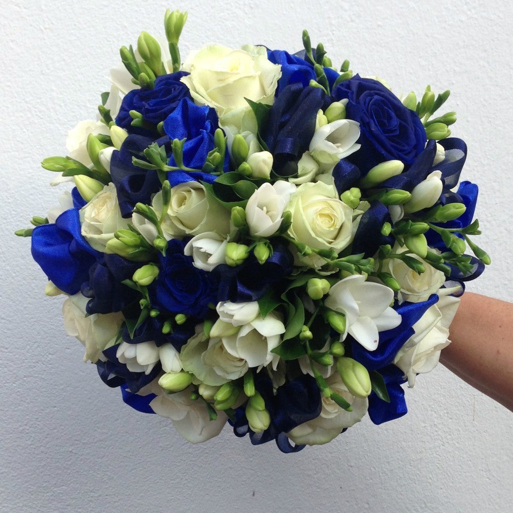 Buchet de nasa cu trandafiri albastri, trandafiri albi si frezii