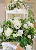 Aranjament de masa in colivie, cu frezii ,trandafiri si lisianthus