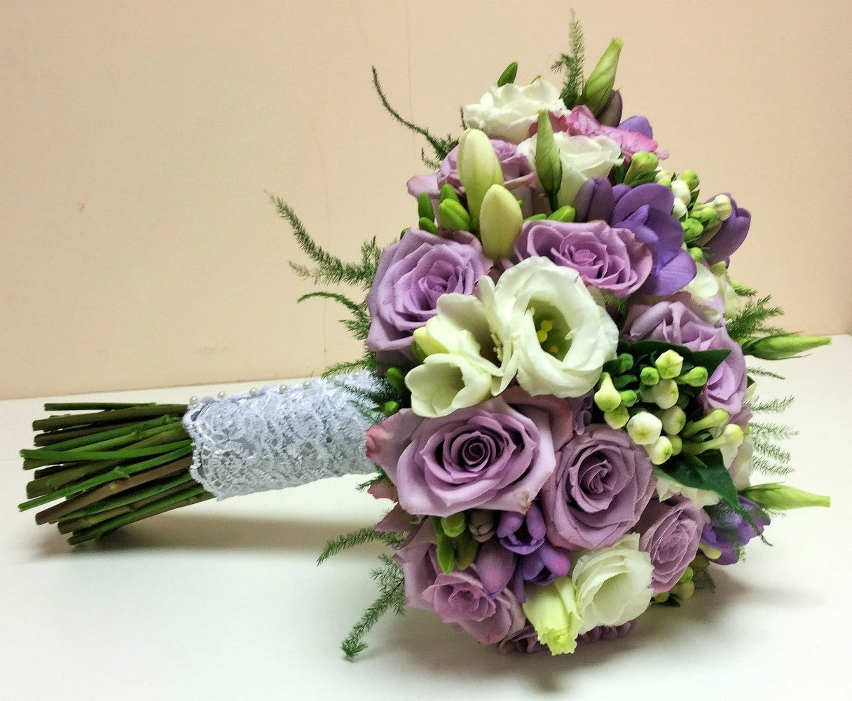 Buchet de mireasa cu frezii, trandafiri, lisianthus si bouvardia