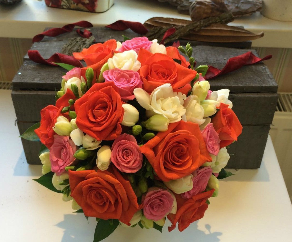 Buchet de mireasa cu trandafiri corai, minirose si frezii albe