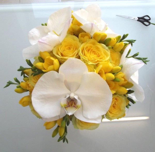 Buchet de mireasa cu trandafiri galbeni, frezii si phalaenopsis
