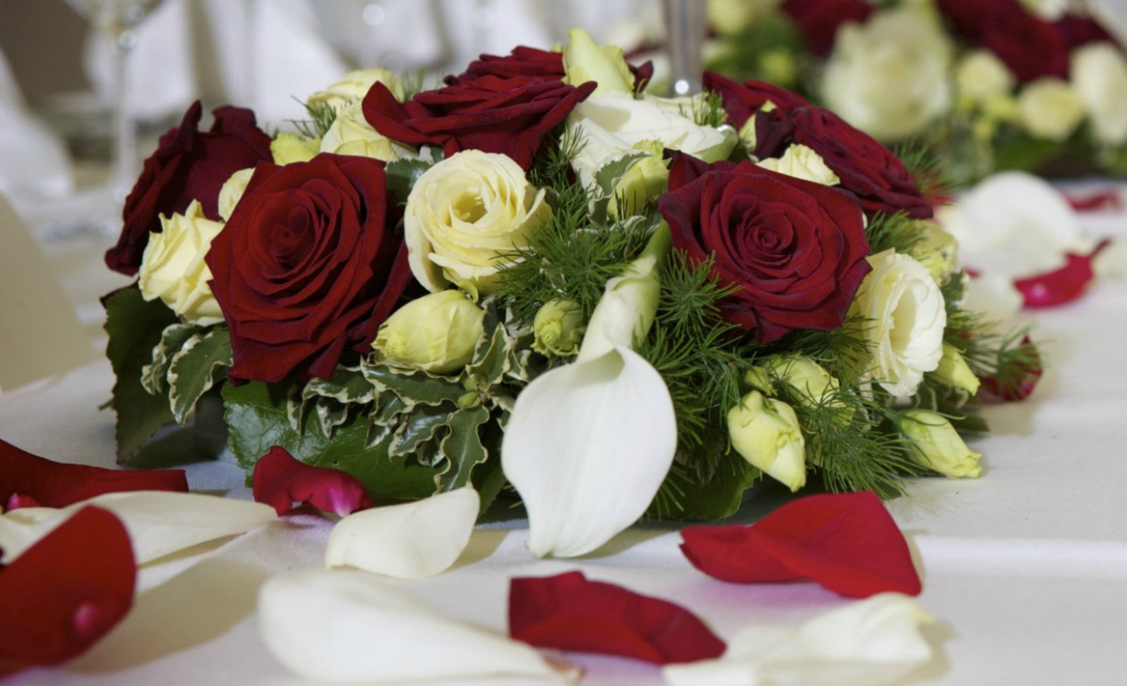 Aranjament masa cu trandafiri, cale si lisianthus