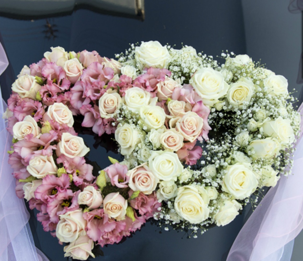 Aranjament masina cu doua inimi unite -  lisianthus, trandafiri si minirose