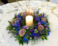 Aranjament de masa cu trandafiri, lisianthus, delphinium, eryngium si veronica