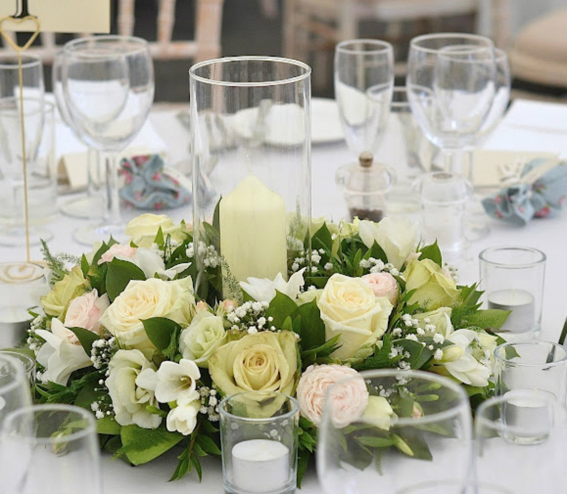 Aranjament de masa pastelat cu trandafiri, frezii, minirose